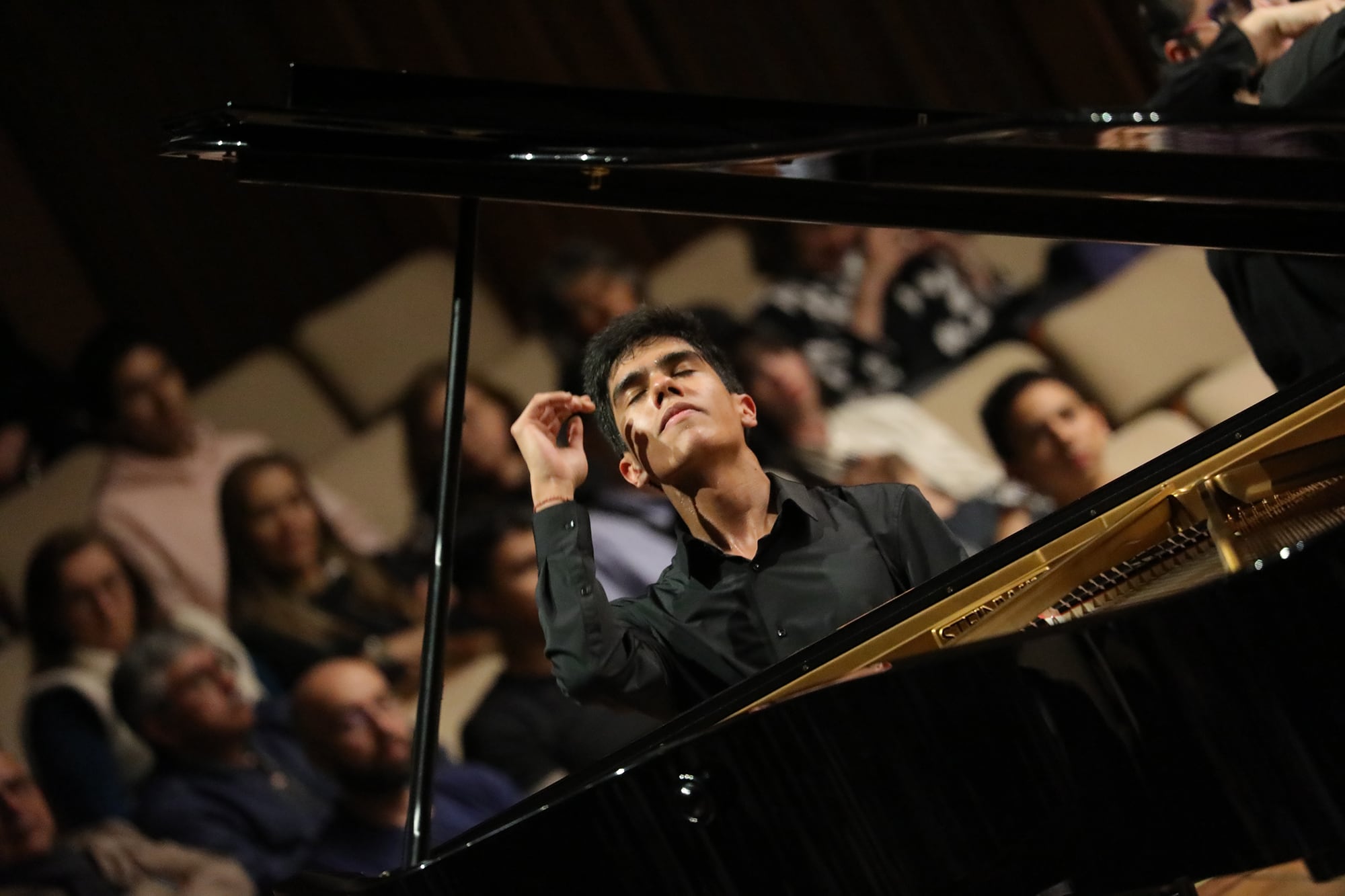 Daniel Díaz interpretando el concierto para piano de Grieg con la Orquesta Filarmónica.