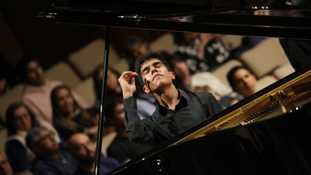 Daniel Díaz interpretando el concierto para piano de Grieg con la Orquesta Filarmónica. Para encontrarse donde se encuentra, Díaz tomó la decisión de entregarse por completo a la música y desarrollar su talento.
