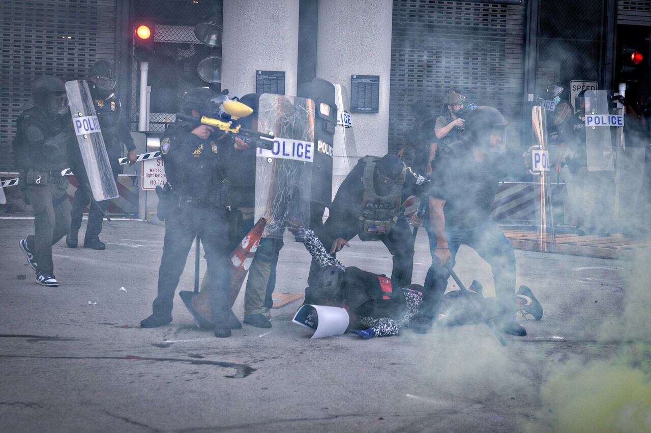 El gobernador de California, Gavin Newsom, denunció que el despliegue militar se hizo sin su autorización ni coordinación, calificando la acción como un “acto provocador” y una “intromisión federal inaceptable”.