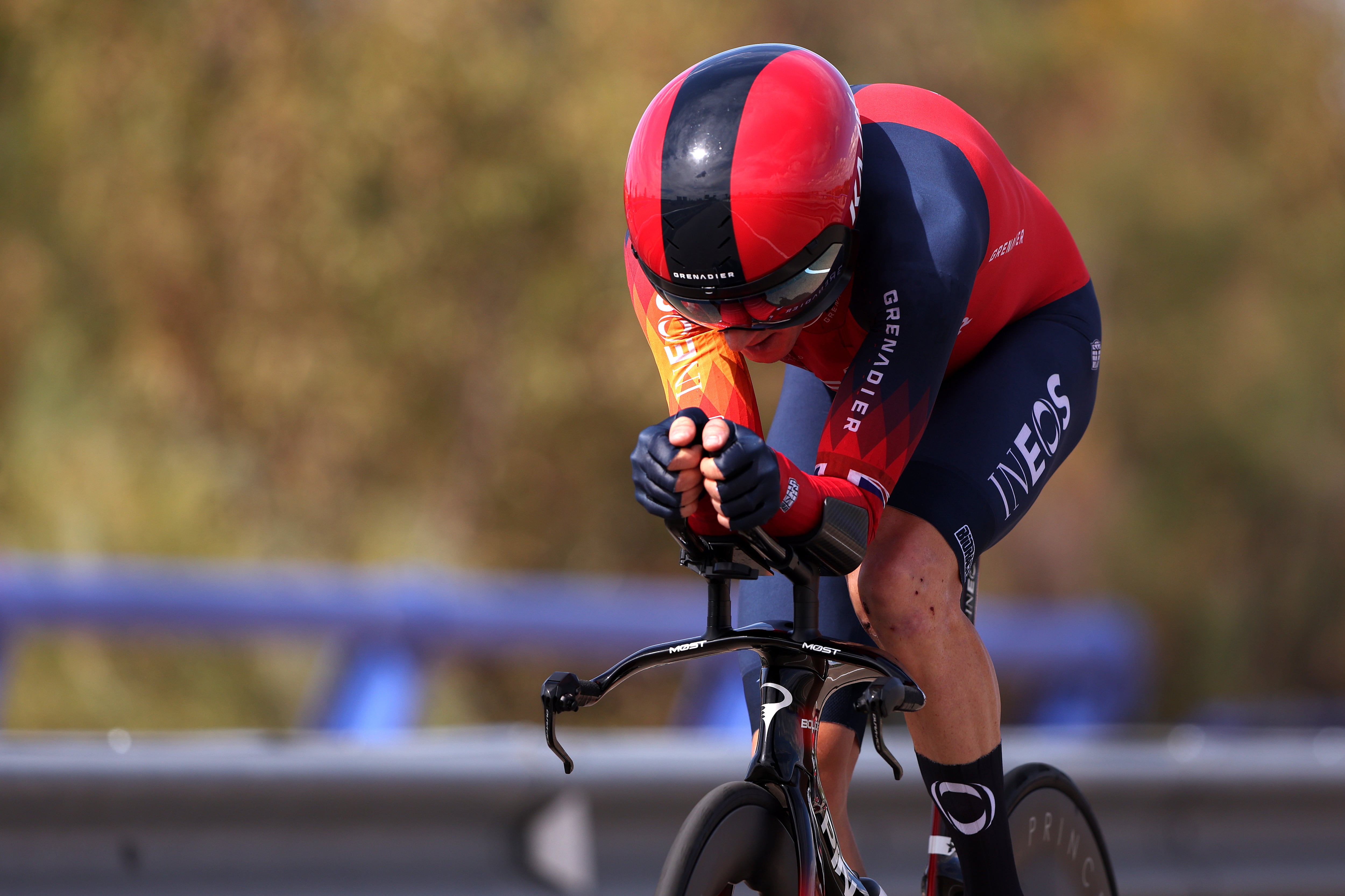 Geraint Thomas sufrió un pinchazo en la contrarreloj.