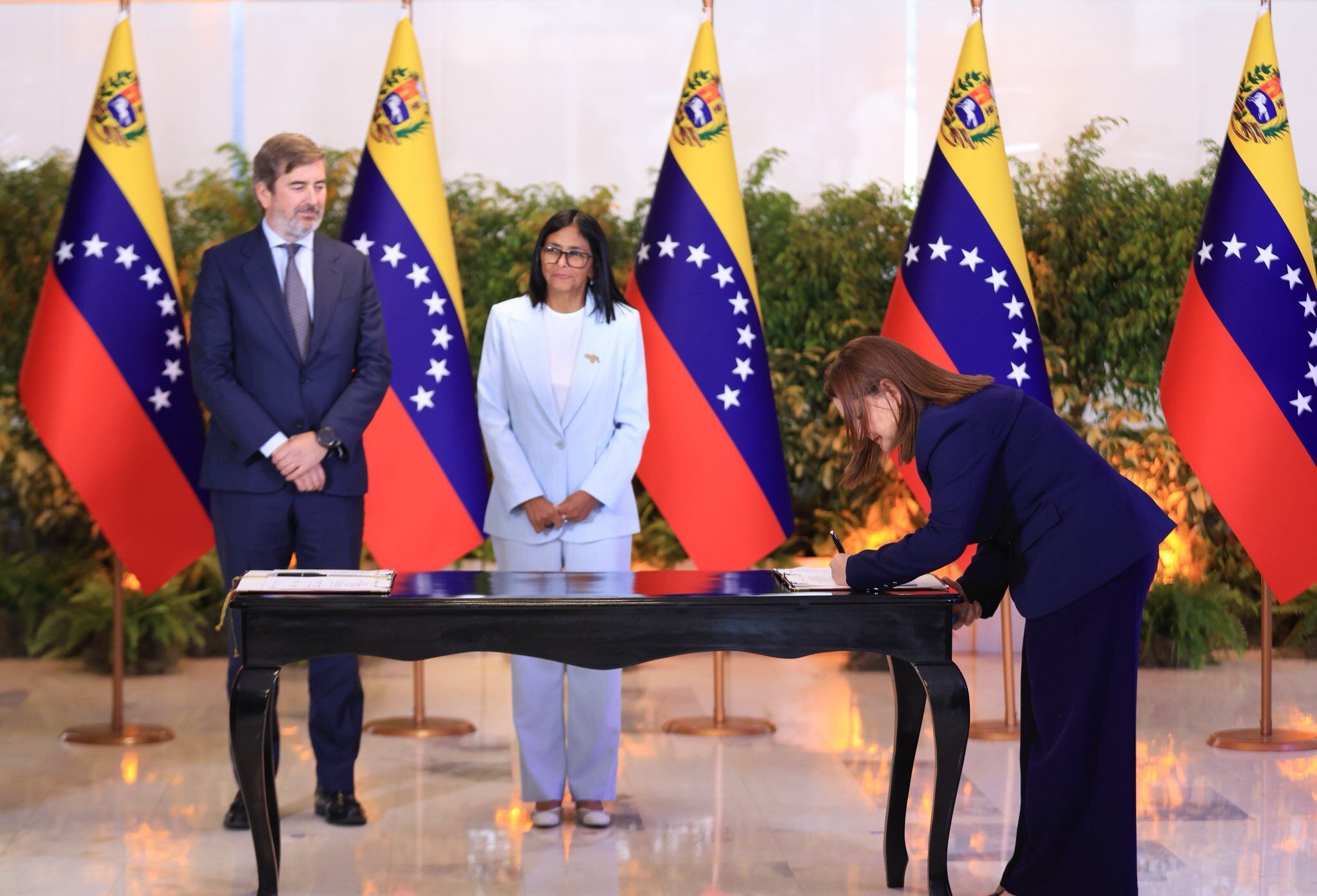 La presidenta (E) de Venezuela, Delcy Rodríguez, formalizó la firma de acuerdos con las empresas europeas Repsol y Eni, destinados a potenciar el proyecto Cardón IV.