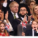Los hijos de William y Kate felices en el concierto por el jubileo de su bisabuela. Atrás, el primer ministro Boris Johnson. (Photo by HENRY NICHOLLS / POOL / AFP)
