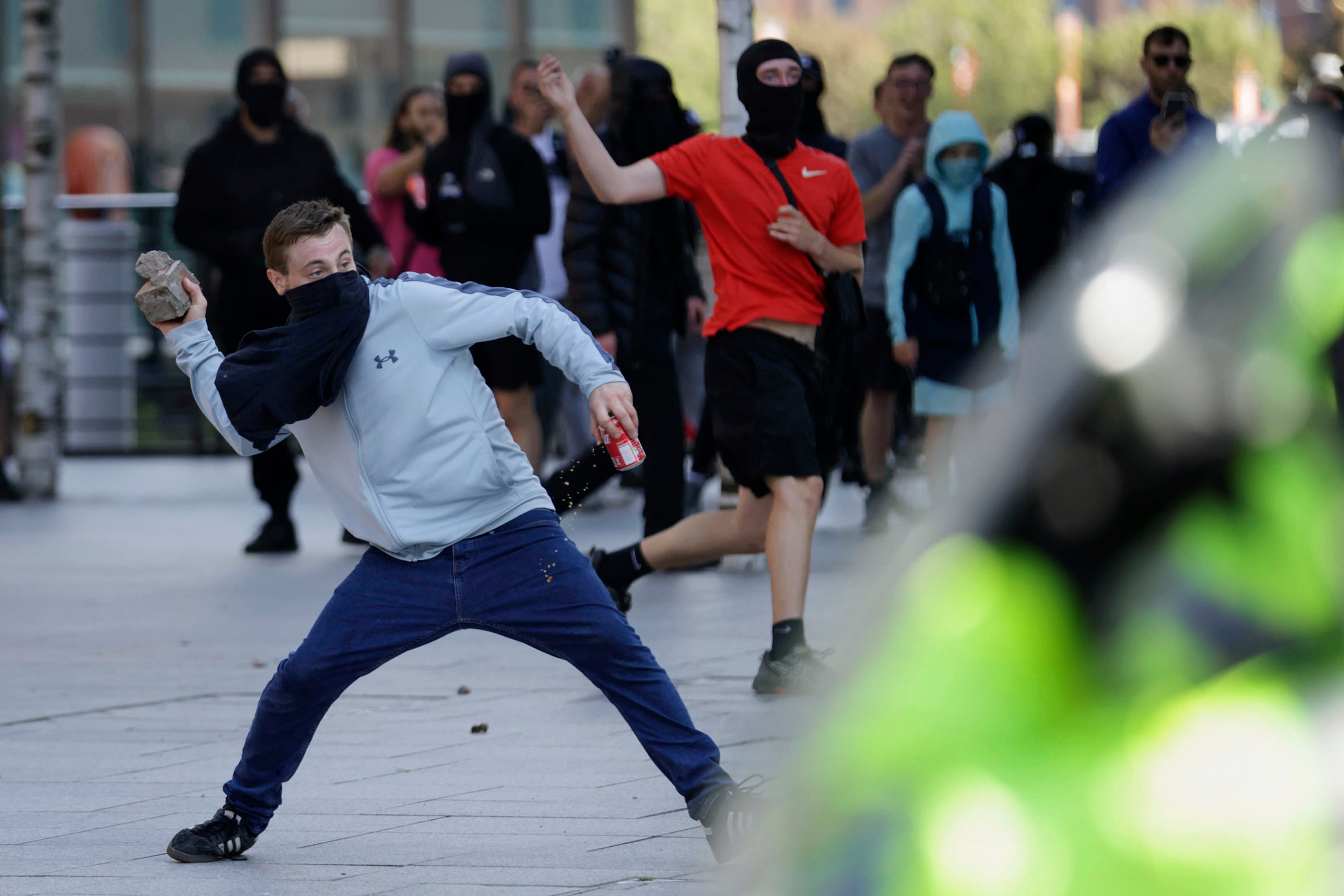 Un manifestante lanza un ladrillo durante una protesta en Liverpool, Inglaterra, el sábado 3 de agosto de 2024. (James Speakman/PA vía AP)