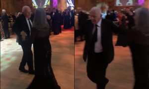 Anthony Hopkins bailando con su pareja durante la fiesta de los Premios Óscar.