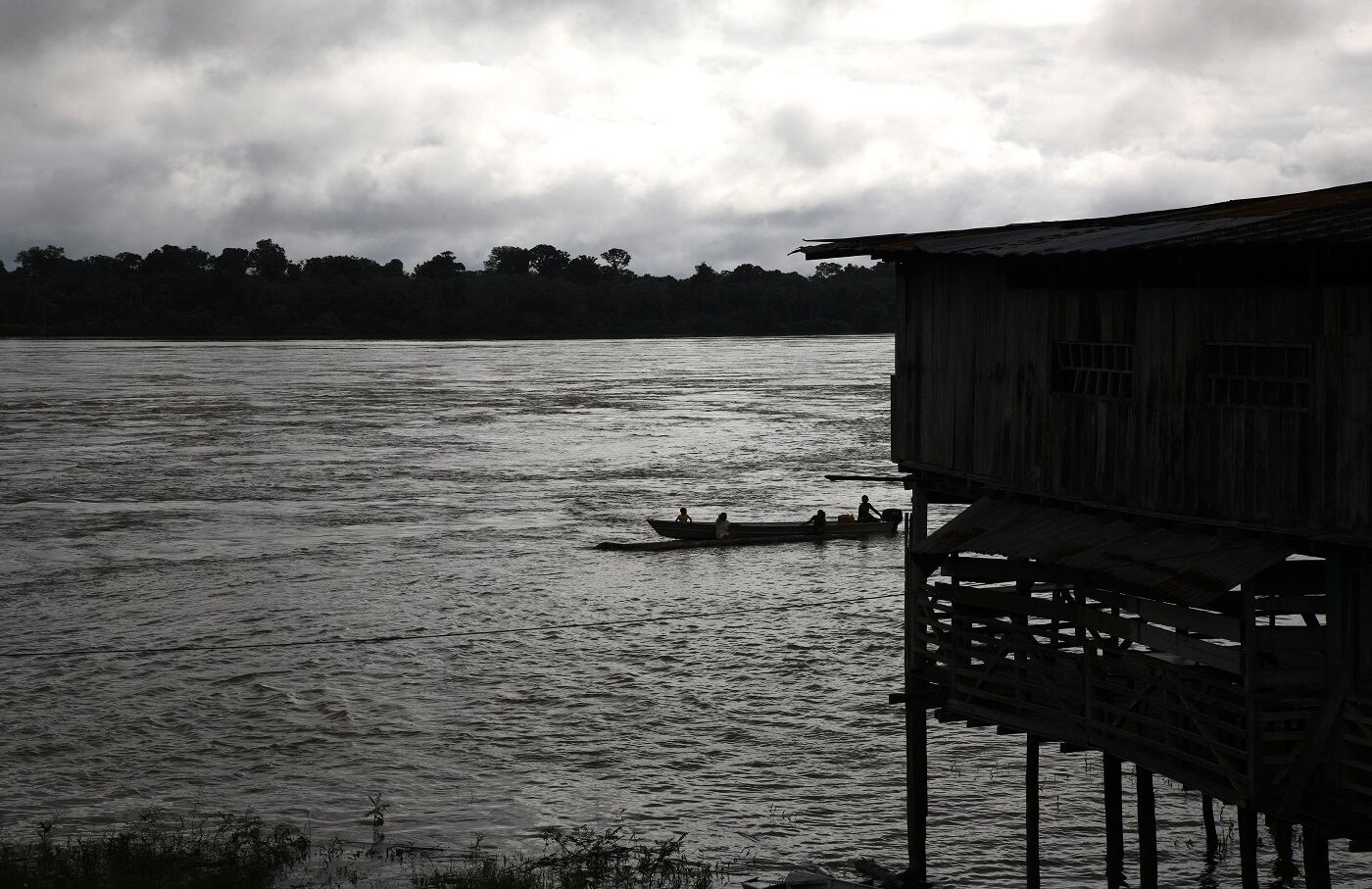El río Caquetá tiene una longitud de 2.280 kilómetros. Varias familias campesinas e indígenas viven de la pesca y la navegación en sus aguas.