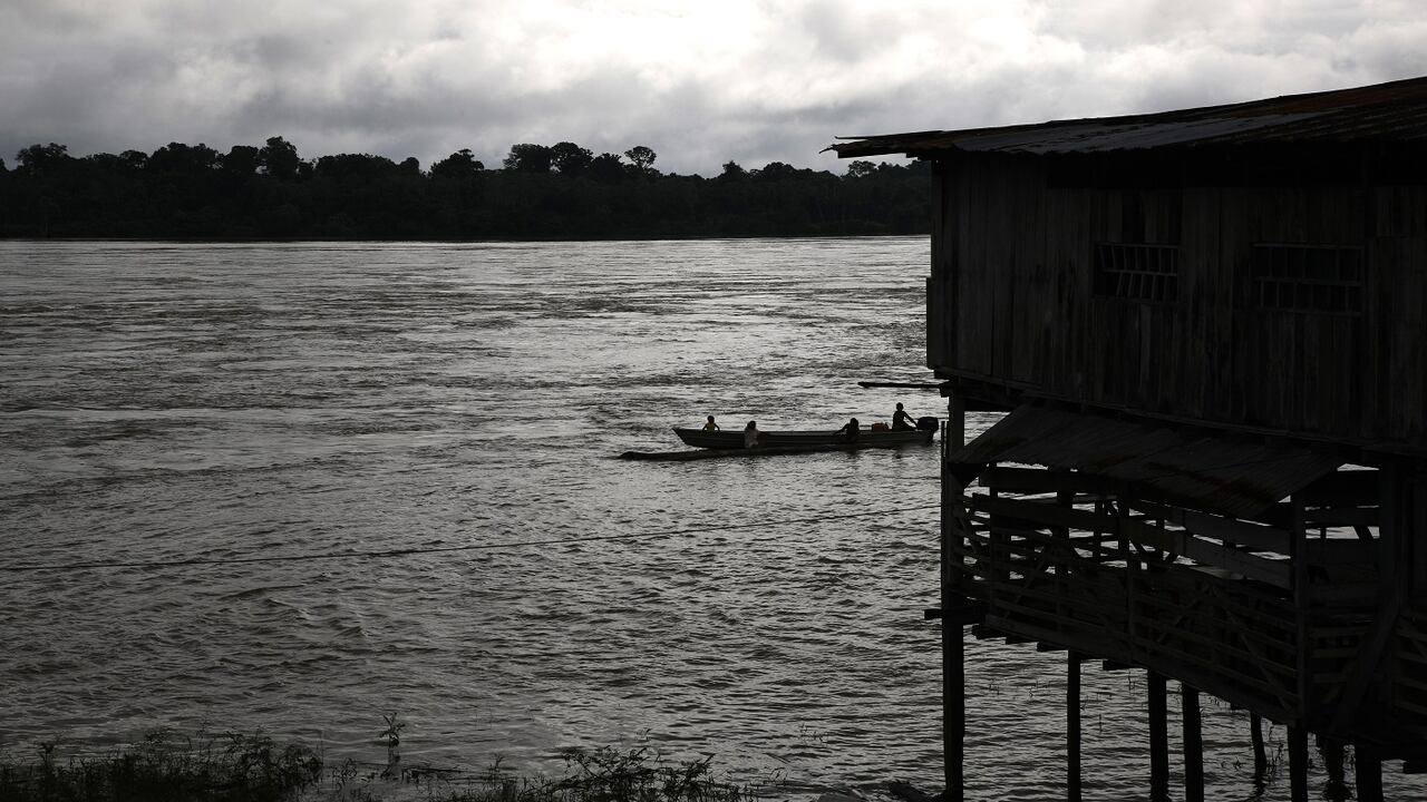 El río Caquetá tiene una longitud de 2.280 kilómetros. Varias familias campesinas e indígenas viven de la pesca y la navegación en sus aguas.