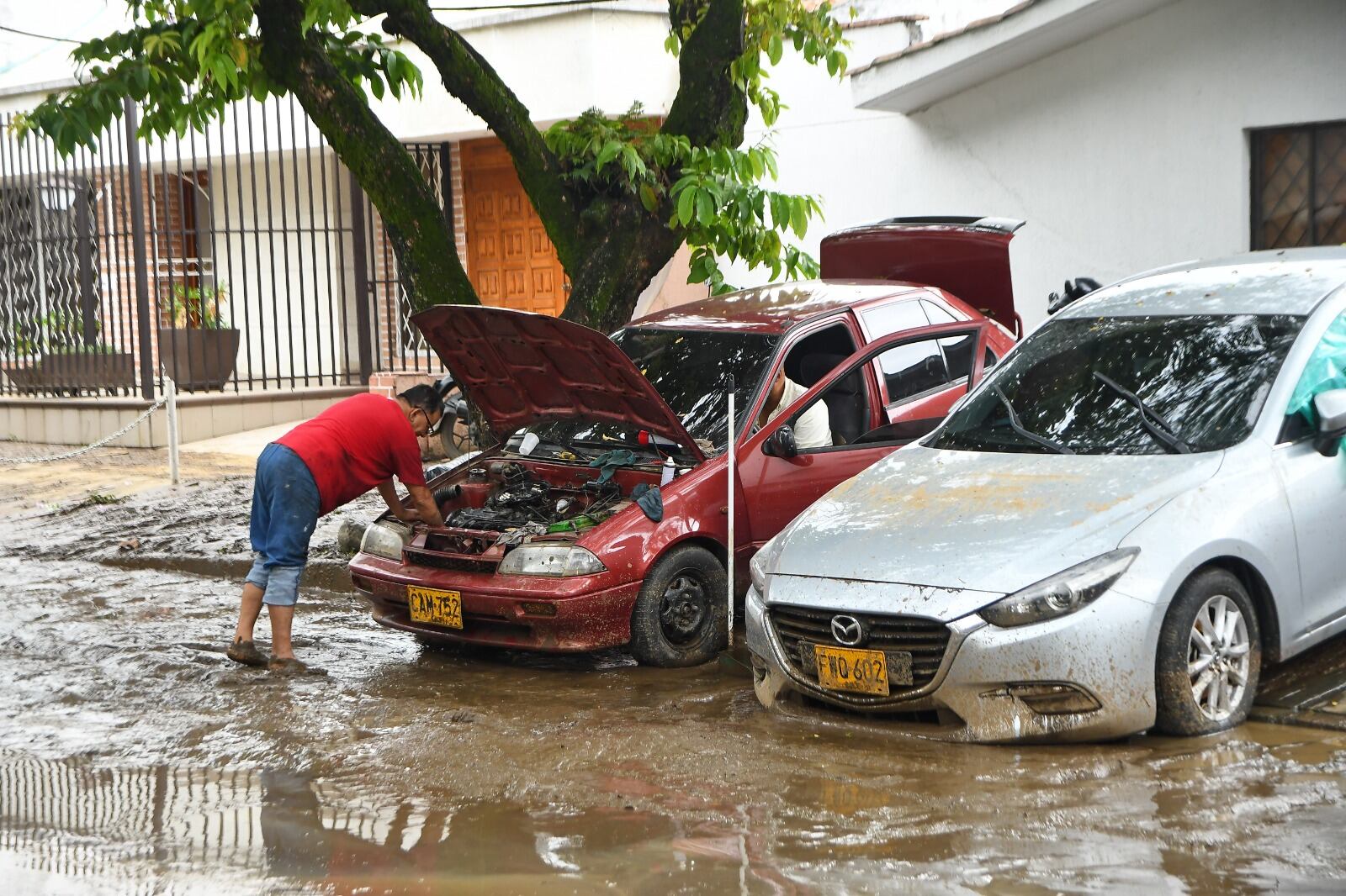 Cali: Daños ocasionados por fuerte aguacero, carros dañados. Foto Aymer Álvarez.