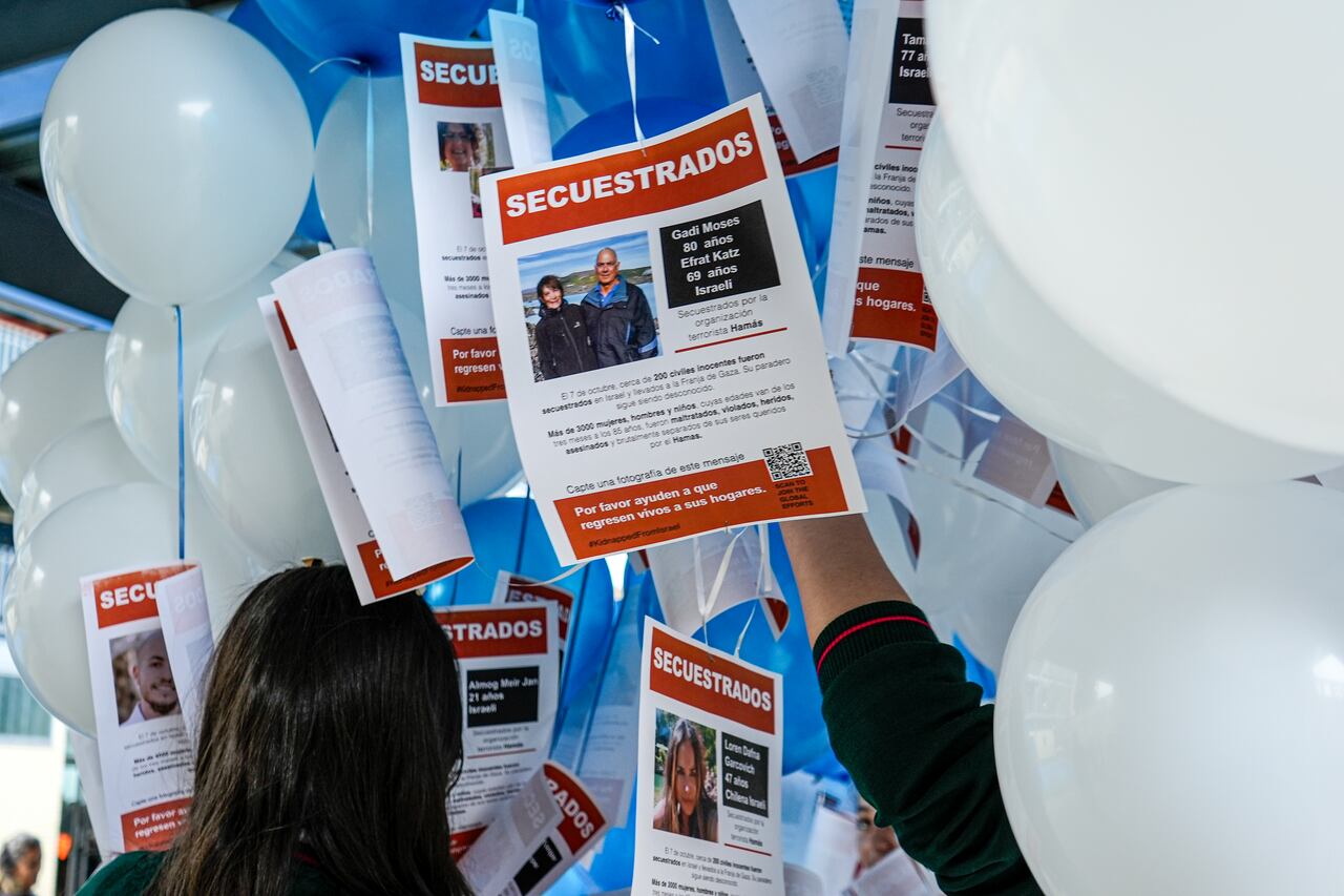 Los jóvenes estudiantes de esta institución han liberado globos al cielo, adornados con los colores de la bandera de Israel y los nombres de los 224 individuos que han sido tomados como rehenes por esta organización terrorista. Entre los cautivos, se encuentran bebés, niños, ancianos y mujeres, cuyos derechos y vidas deben ser restaurados.