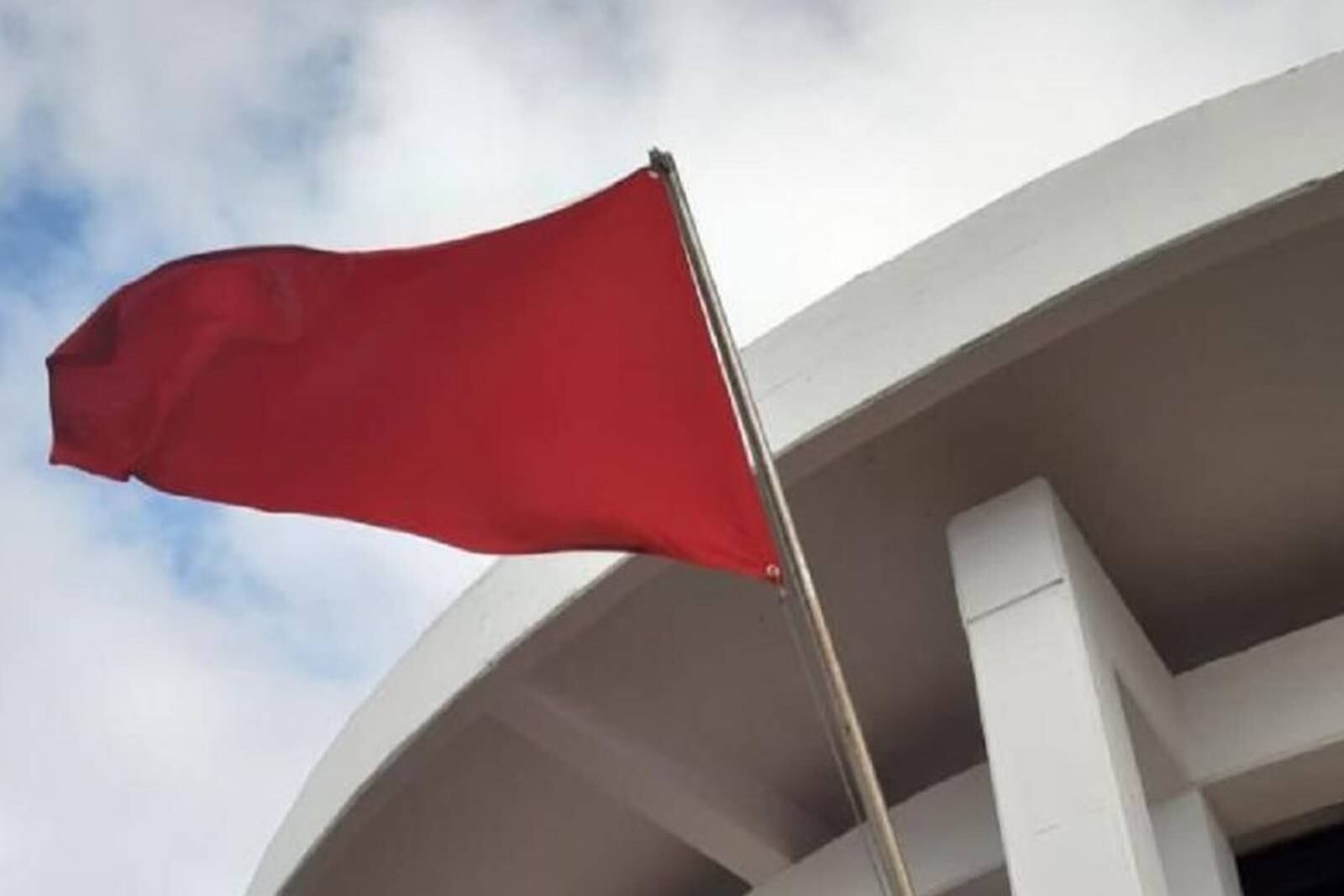 La bandera roja implica restricciones en la navegabilidad de embarcaciones.