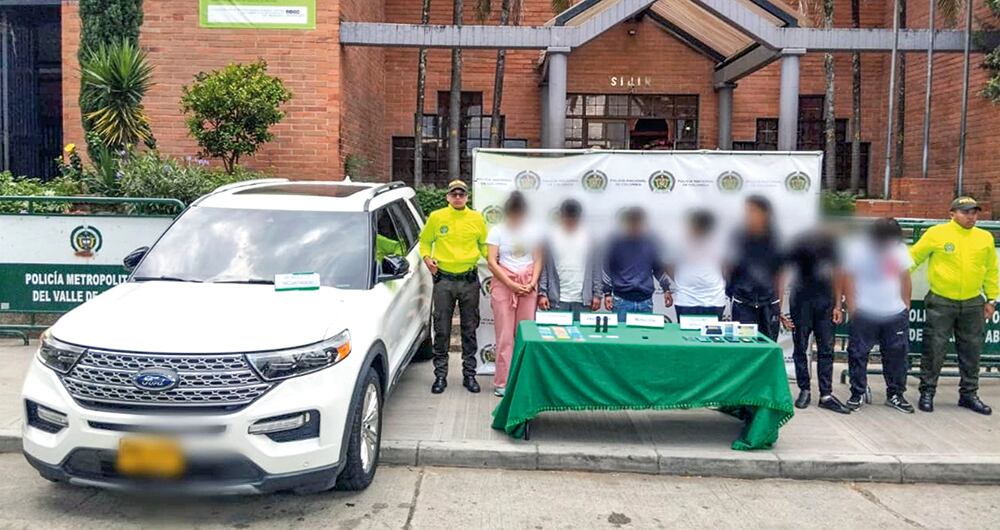 Los delincuentes, mostrando una vida de lujos, se apoderaron de Rolex y cadenas de oro.