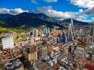 Los hallazgos de la IA desafían las concepciones arraigadas sobre los barrios más deseables en Bogotá, subrayando la importancia de adoptar un enfoque más holístico y basado en datos al evaluar la calidad de vida en la ciudad.