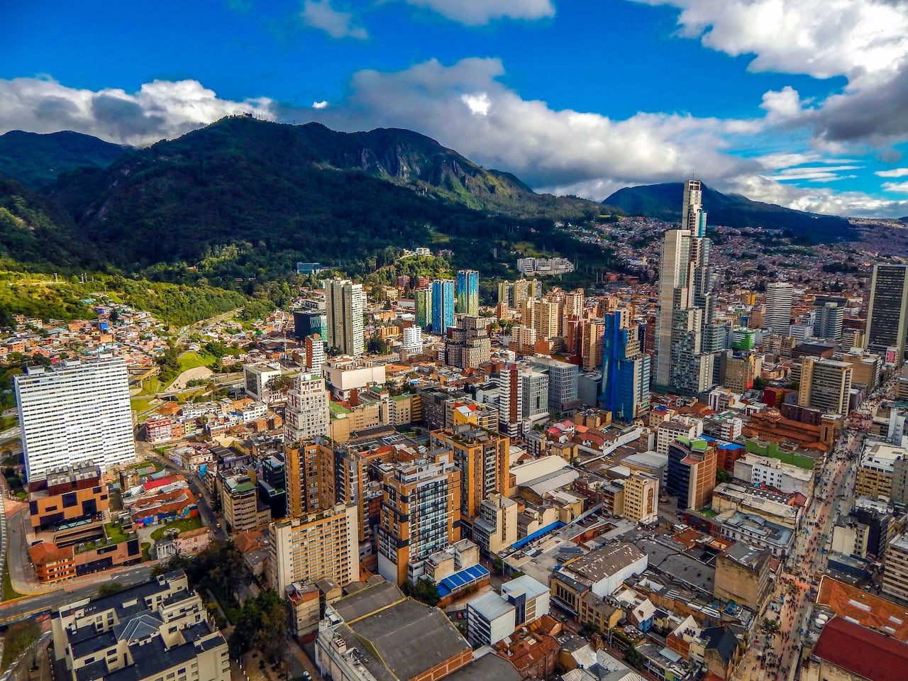 La tecnología juega un papel fundamental en esta revelación, ya que la IA ha utilizado análisis de datos avanzados para identificar el lugar óptimo para residir en Bogotá, brindando así una nueva perspectiva sobre la distribución del bienestar en la ciudad.