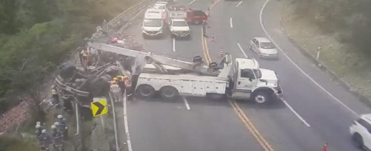 Se cierra la vía al llano por siniestro vial en la vía Bogotá - Villavicencio que dejó un fallecido.