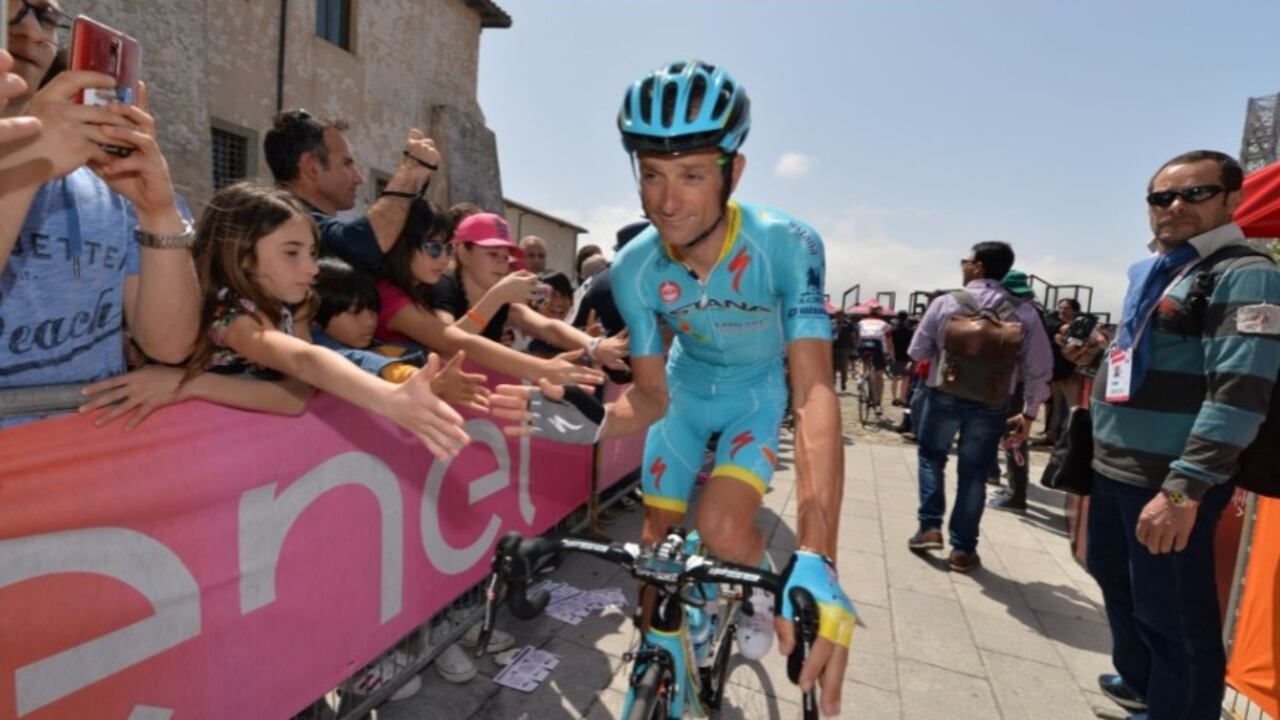 Michele Scarponi murió el 22 de abril de 2017 al ser arrollado por una furgoneta en un cruce mientras se entrenaba en su localidad natal Filottrano, Ancona.