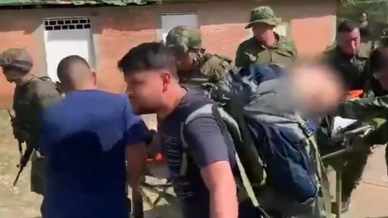 Soldados de la Segunda División del Ejército ayudaron a evacuar a los heridos tras el atentado en Tibú, donde murieron tres personas.