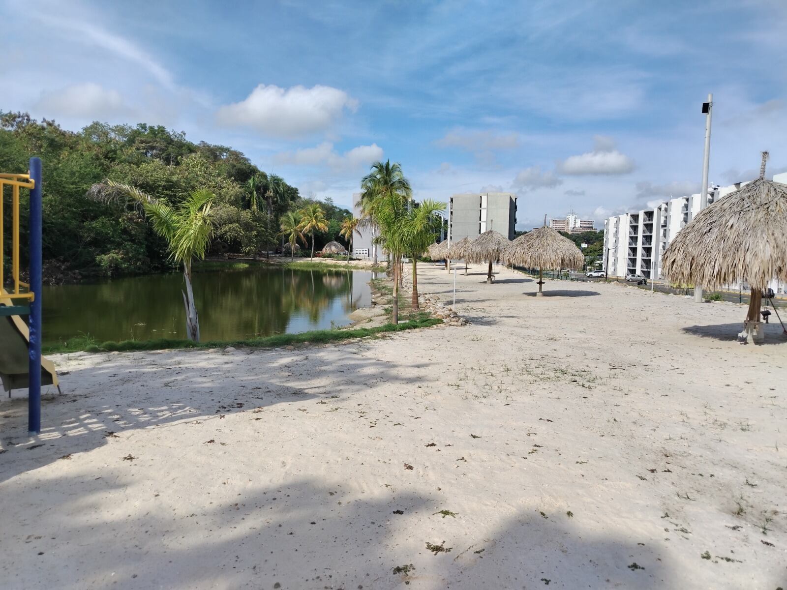 Las obras que afectan la laguna incluyen kioscos, parque infantil y cerramiento ubicados a pocos metros del espejo de agua.