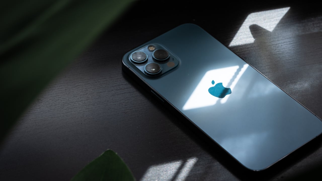 El misterio sobre los iPhones y los villanos quedó resuelto por un reconocido cineasta.