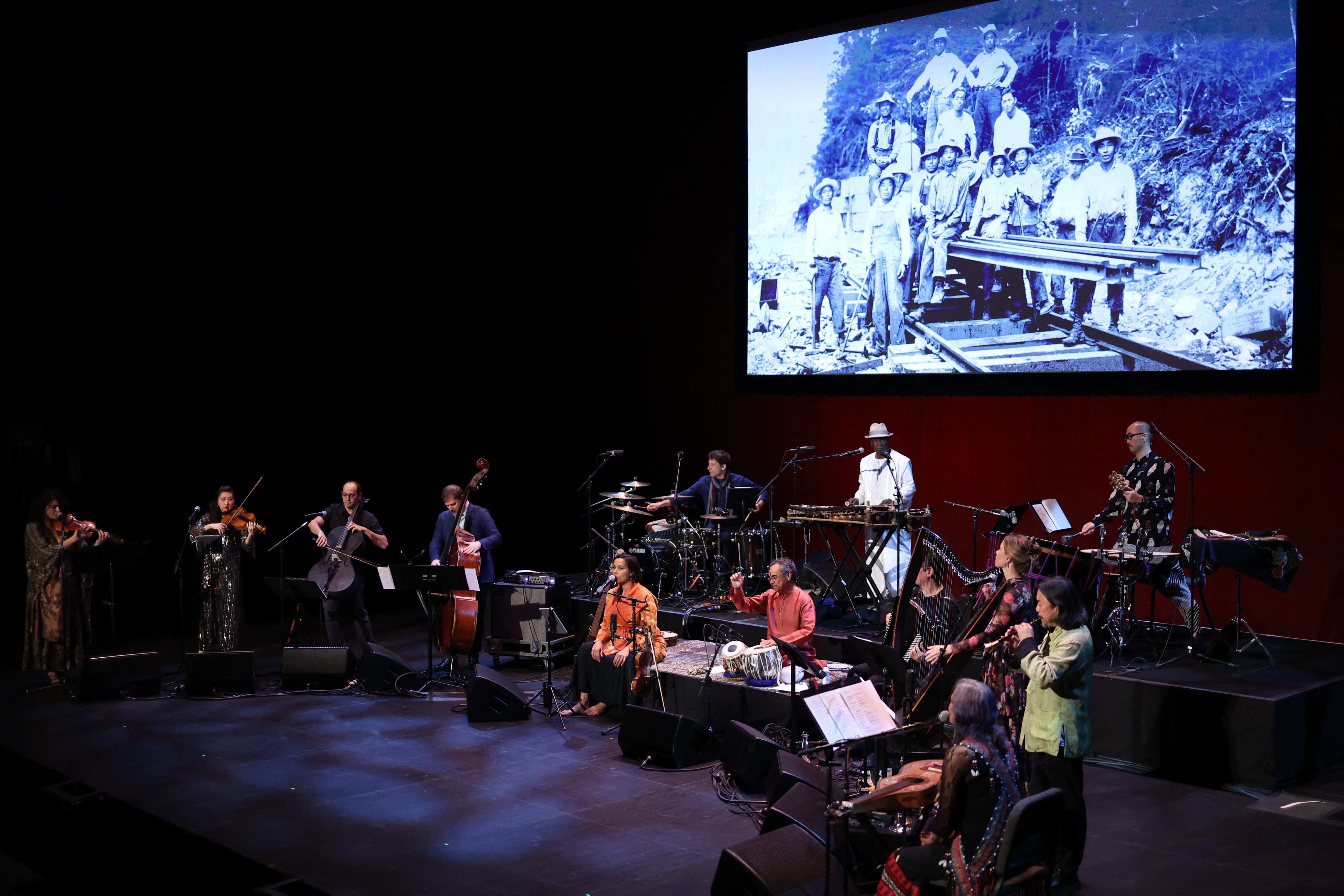 La música Rhiannon Giddens toca 'American railroad' con el Silkroad ensemble en la Brooklyn Academy of Music, en Nueva York. Foto de CHARLY TRIBALLEAU / AFP.
