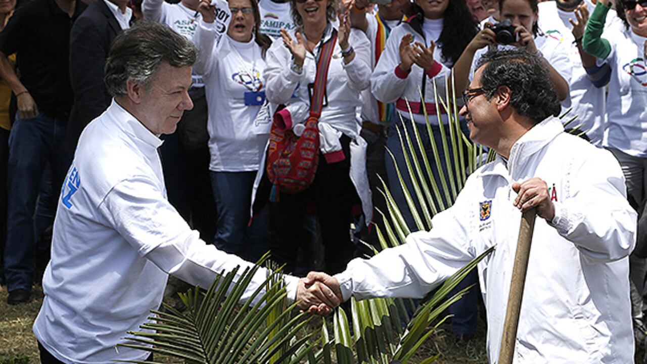Hace unos meses Santos y Petro plantaron un árbol por la reconciliación nacional. Ahora parece que este dio frutos.