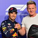 El chef Gordon Ramsey le entregó el premio como 'poleman' del Gran Premio de Arabia
