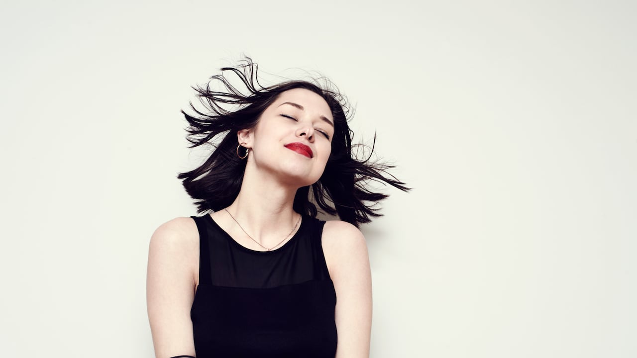 Maquillaje para usar con ropa oscura.