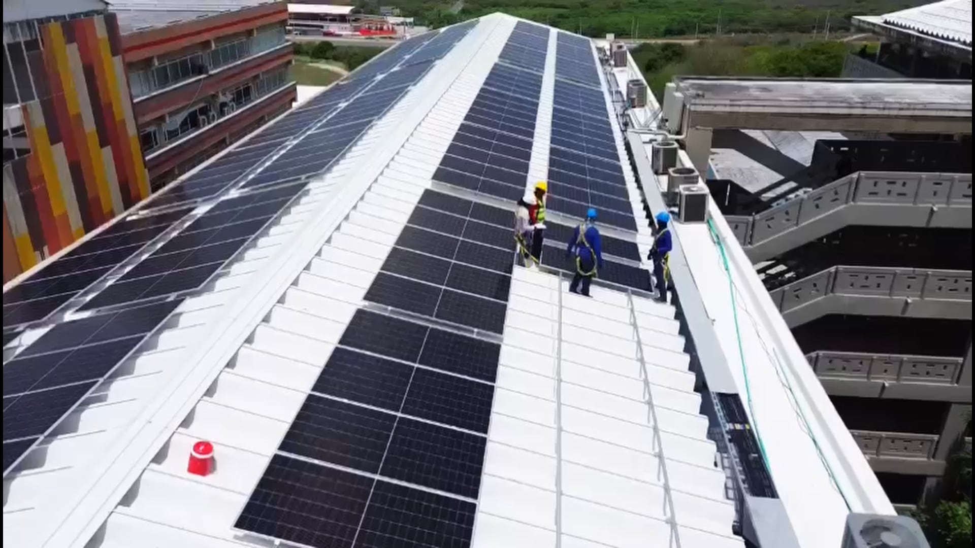 Paneles solares de la Universidad del Atlántico para avanzar en la transformación energética.