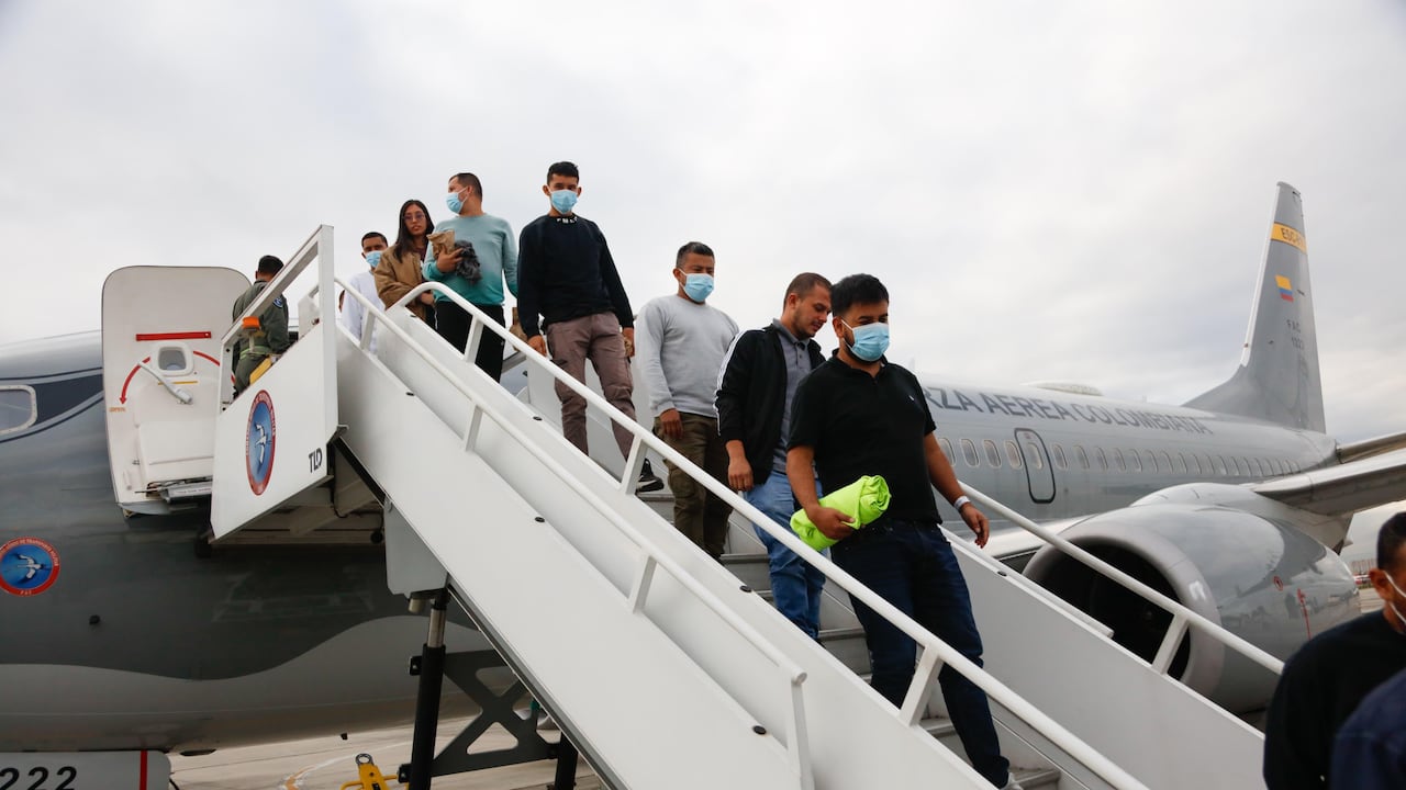 Primer vuelo con los migrantes deportados de Estados Unidos.