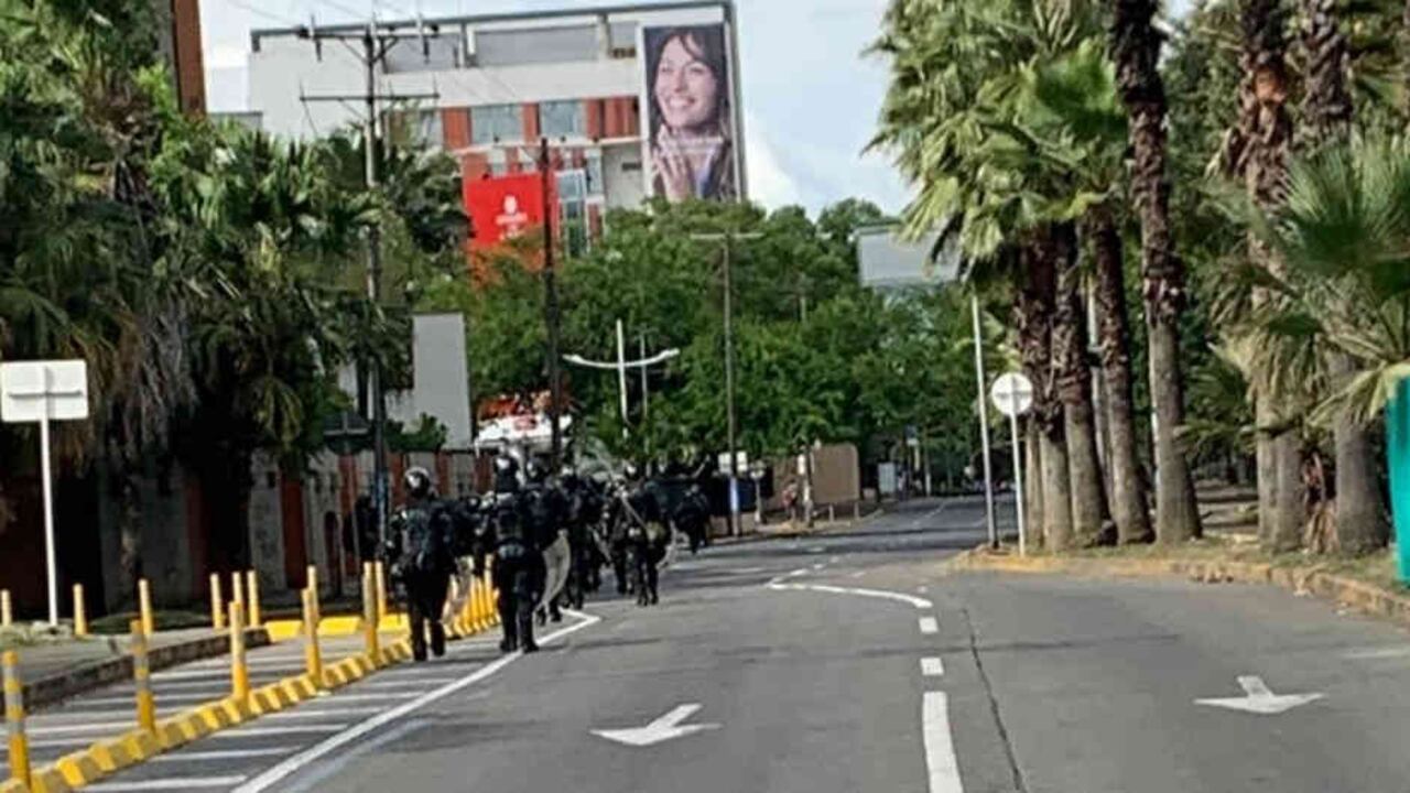 Ante los disturbios y actos de vandalismo el alcalde Armitage ordenó la intervención del Esmad.