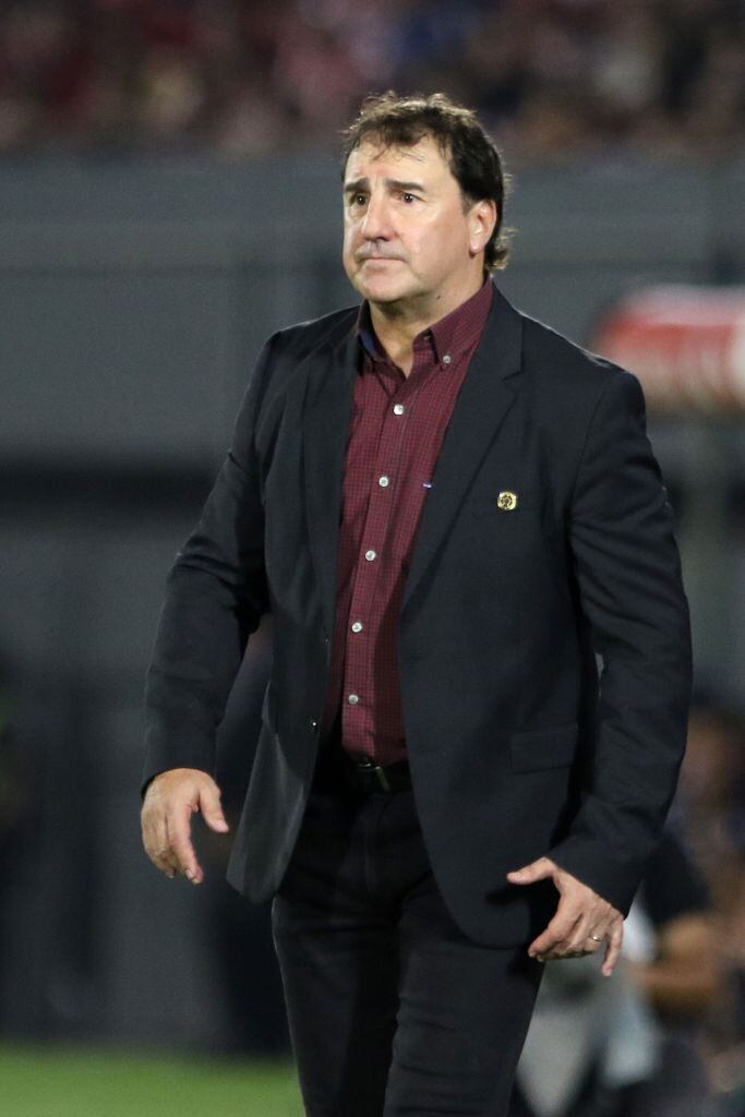 ASUNCION, PARAGUAY - NOVEMBER 21: Nestor Lorenzo, head coach of Colombia, looks on during a FIFA World Cup 2026 Qualifier match between Paraguay and Colombia at Estadio Defensores del Chaco on November 21, 2023 in Asuncion, Paraguay. (Photo by Christian Alvarenga/Getty Images)