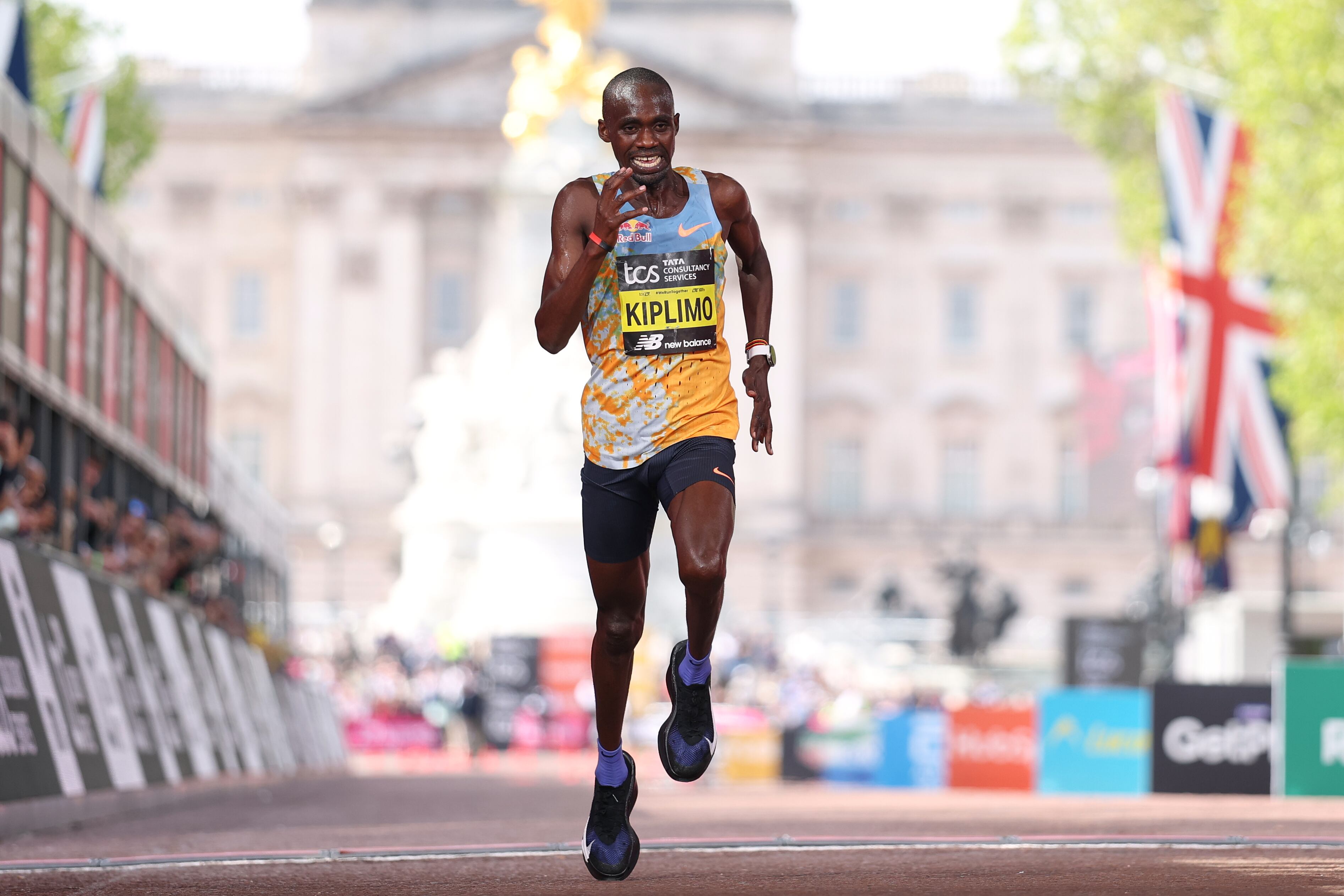 Yomif Kejelcha, de Uganda, cruza la línea de meta durante la carrera masculina en el Maratón de Londres, el domingo 26 de abril de 2026. (Foto AP/Ian Walton)