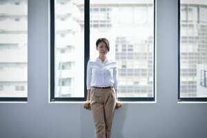 Los pnatalones de talle alto y con pinzas favorecen la silueta.