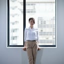 Los pnatalones de talle alto y con pinzas favorecen la silueta.