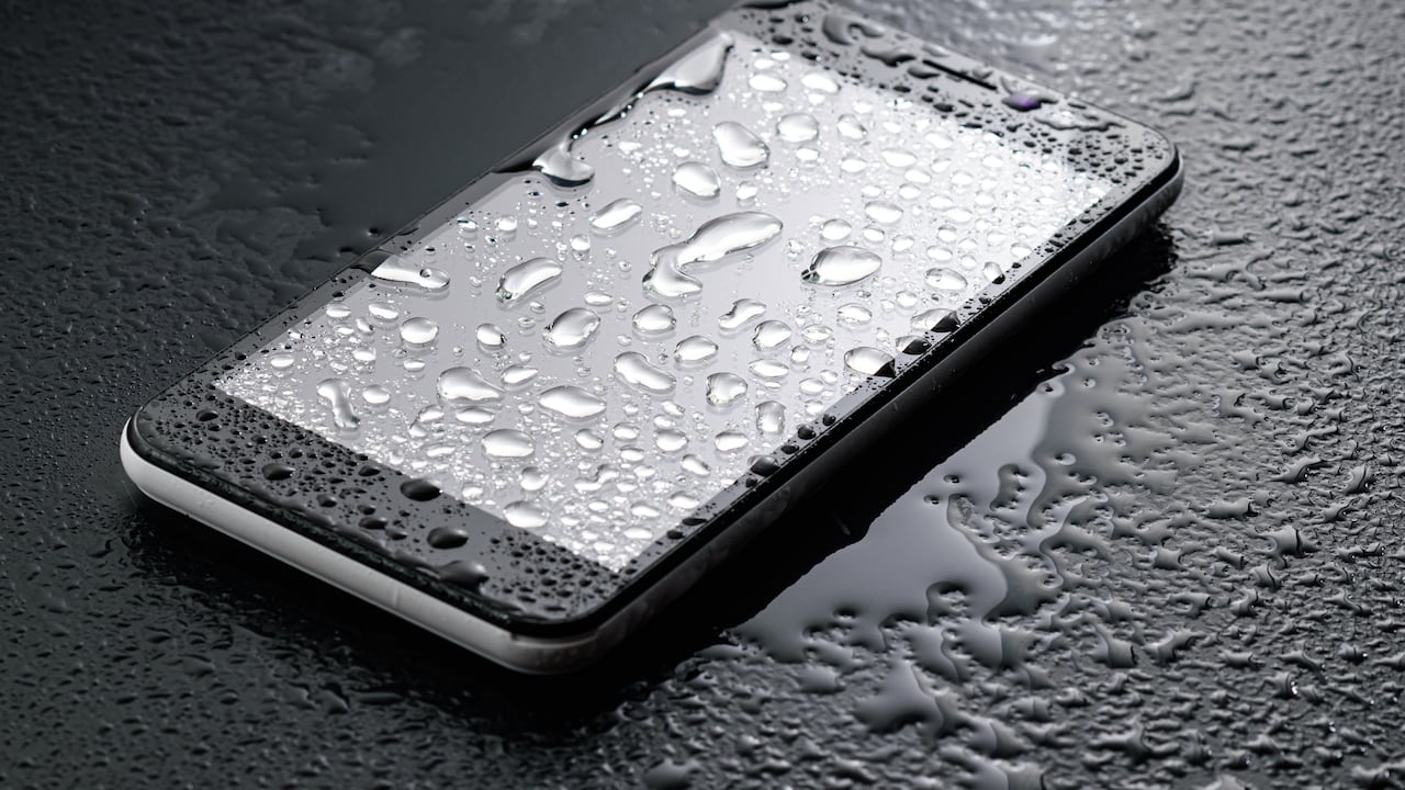 Algunos trucos puede ayudar a recuperar el celular si se cae en agua.