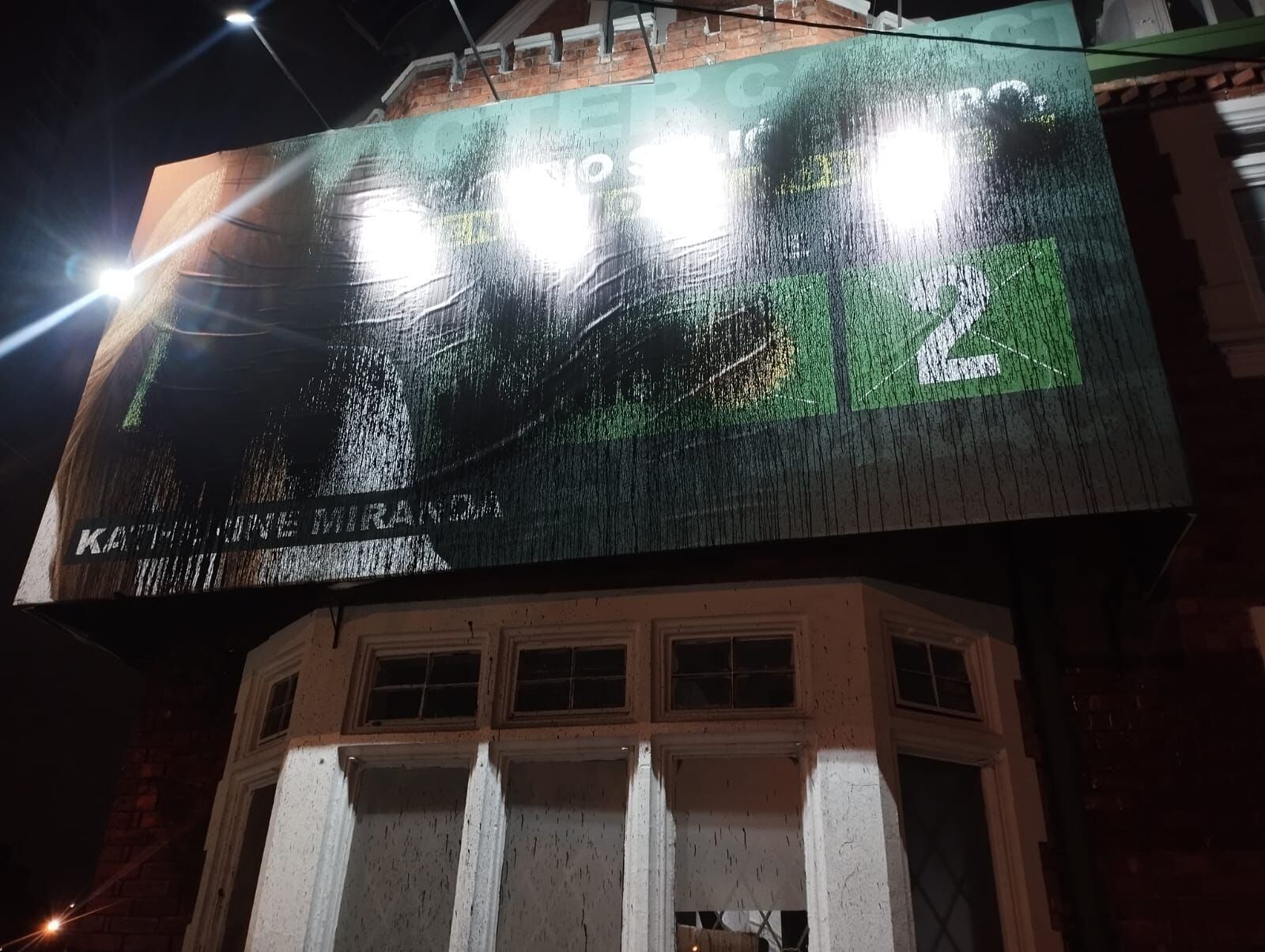 Vandalizan sede de Katherine Miranda.