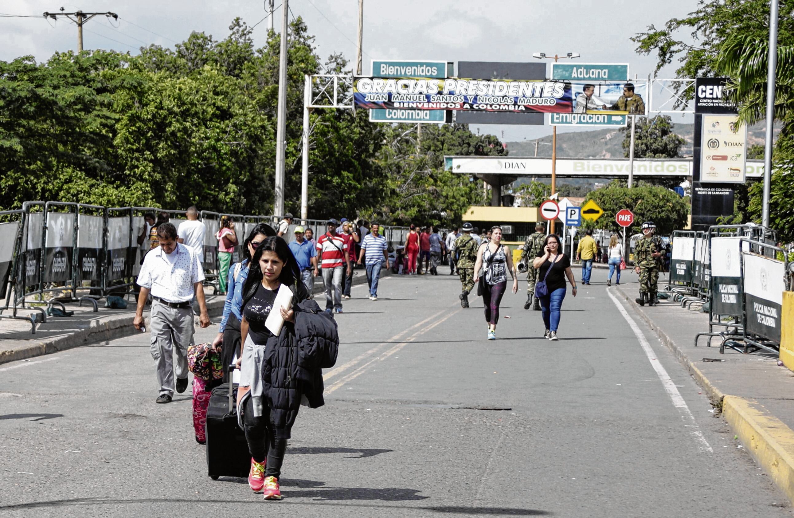 A diario son centenares los venezolanos y sus familias que cruzan la frontera para no solo comprar alimentos en Colombia, sino para tramitar su residencia. Muchos no retornan a su país y se quedan ilegalmente en Colombia.