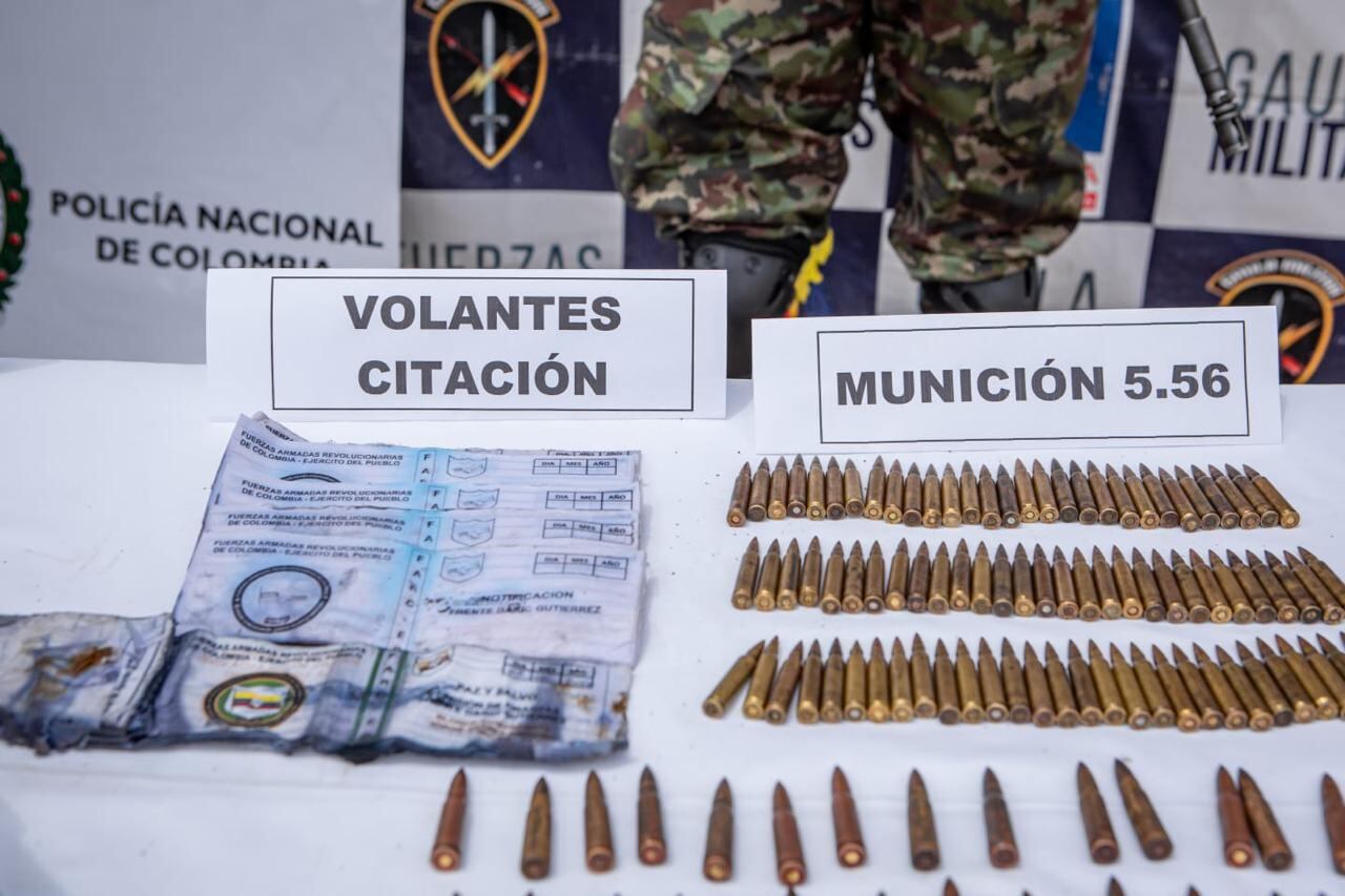 Autoridades decomisan armamento y volantes intimidatorios de las disidencias de las Farc en el Huila.