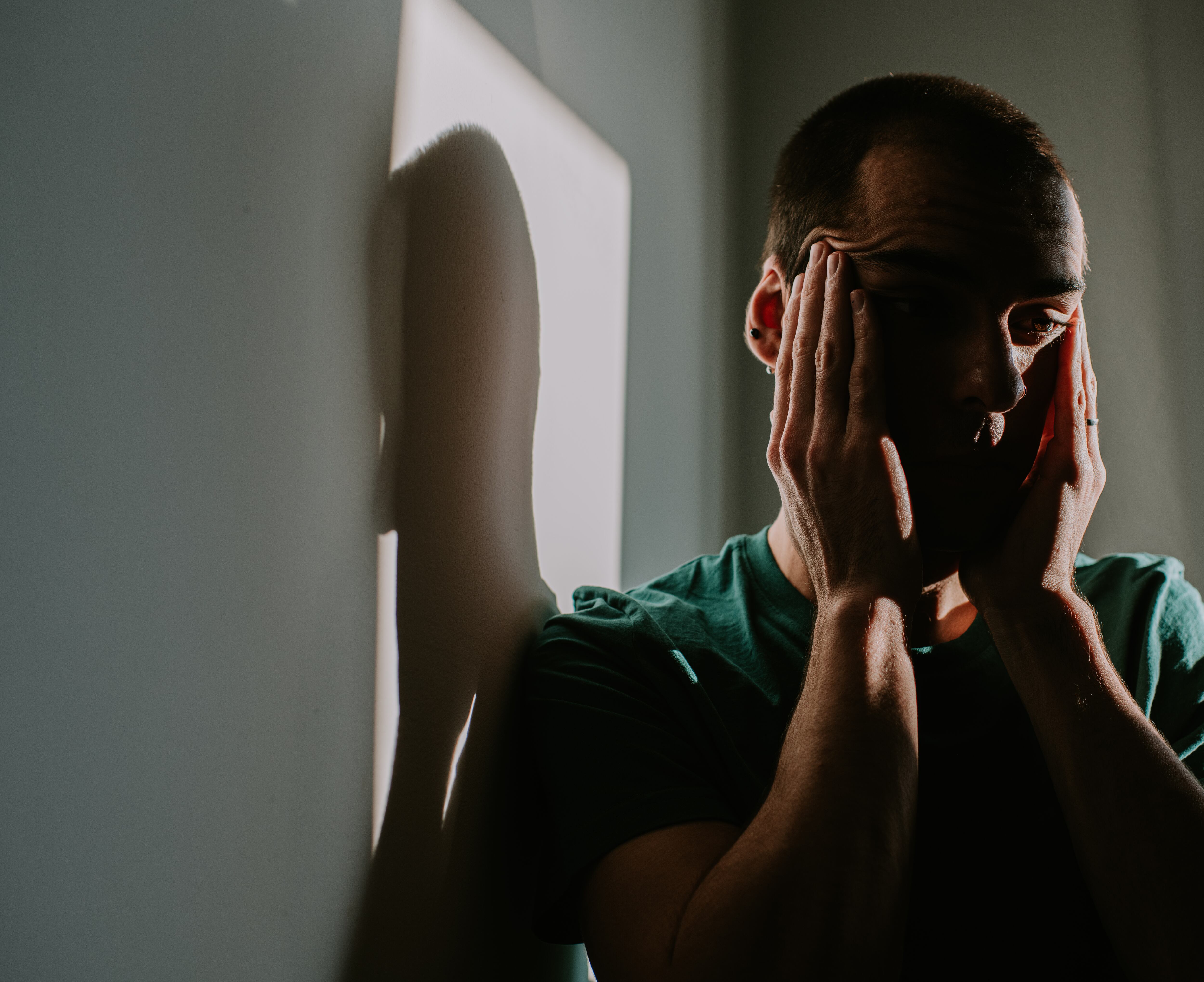 Las personas amargadas a menudo muestran una falta de calidez emocional o de empatía.