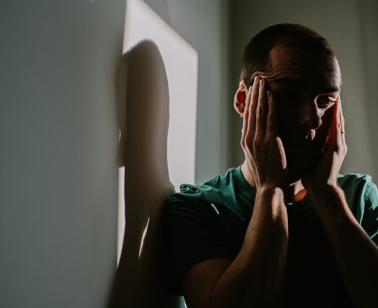 Las personas amargadas a menudo muestran una falta de calidez emocional o de empatía.