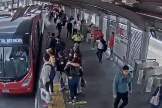 Este es el momento exacto en el que un policía intercepta al señalado delincuente en el Portal Norte