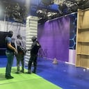 Agentes de policía arrestan a uno de los pistoleros no identificados que irrumpieron en un estudio de la televisión estatal TC en vivo, en Guayaquil, Ecuador, el 9 de enero de 2024, un día después de que el presidente ecuatoriano Daniel Noboa declarara el estado de emergencia tras la fuga de prisión de un peligroso jefe narco. Se escucharon disparos en la televisión en vivo en un Ecuador devastado por la violencia cuando hombres armados con rifles y granadas irrumpieron en el estudio poco después de que gánsteres prometieran una "guerra" contra los planes del presidente de recuperar el control de manos de los "narcoterroristas". (Foto de AFP)