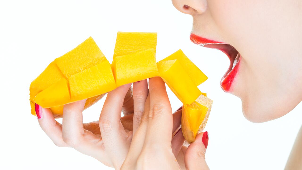 El mango es una fruta muy dulce y es rico en fructosa. Además, también contiene ácido fólico, que puede aumentar el riesgo de hígado graso.