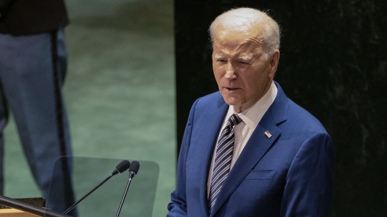 “No se puede jugar a hacer política mientras nuestras tropas están en combate”, comentó Biden.