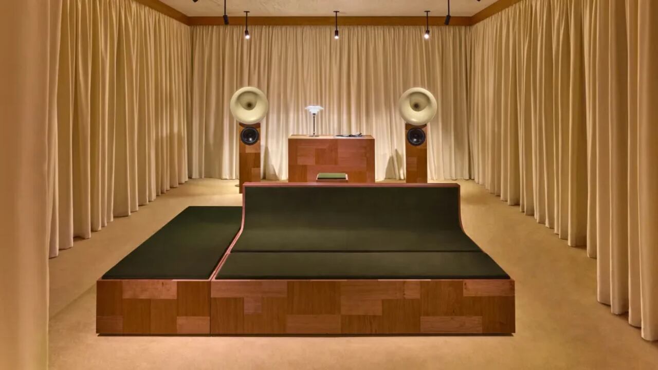 L'Atelier Sonore se presenta como una sala de escucha íntima, equipada con un sistema de sonido personalizado desarrollado en colaboración con Terraforma, un colectivo cultural italiano conocido por sus exploraciones en la ecología del sonido y la arquitectura acústica.