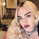 Madonna la reina del pop luce sensual en un corsé y una chaqueta rosada.