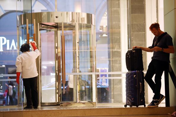 Los directivos del hotel sospechan que este hombre podría haber recibido una cantidad de dinero en efectivo del estafador por dejar que se quedara más tiempo manipulando el sistema de software interno que mantiene y supervisa la estancia/visita de los huéspedes y sus cuentas. (Photo by David Wong/South China Morning Post via Getty Images)