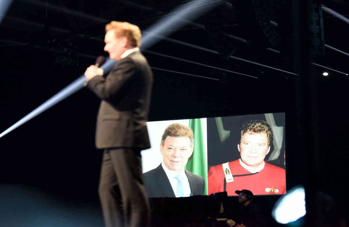 El presentador del concierto, Conan O' Brien,  hizo un número de los dobles de los premios Nobel. A Santos lo comparó con el actor William Shatner, famoso por su interpretación del Capitan Kirk en la serie Star Trek. Fotos: Rodrigo Urrego / SEMANA