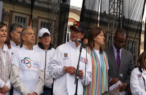 En un emotivo discurso el alcalde mayor de Bogotá Gustavo Petro, basó su intervención en un olvidado fragmento del Himno nacional que dice “Hoy que la madre patria se halla herida. Hoy que debemos todos combatir, combatir. Demos por ella nuestra vida. Que morir por la patria no es morir, es vivir”. Fotografía: Edwin Tamayo / SEMANA