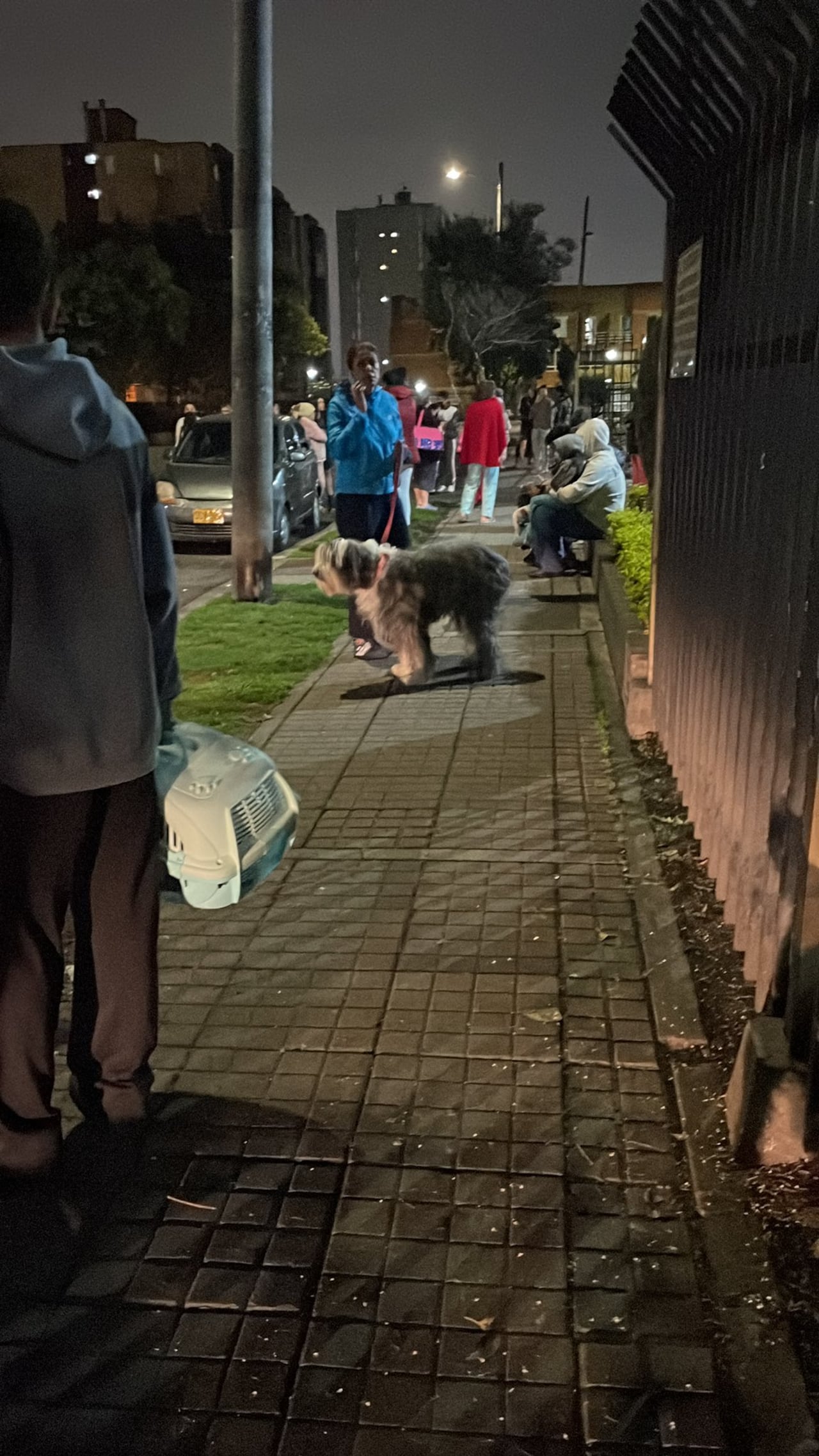 Varios habitantes de Bogotá evacuaron sus viviendas tras sentir el sismo que sacudió varias zonas del país.