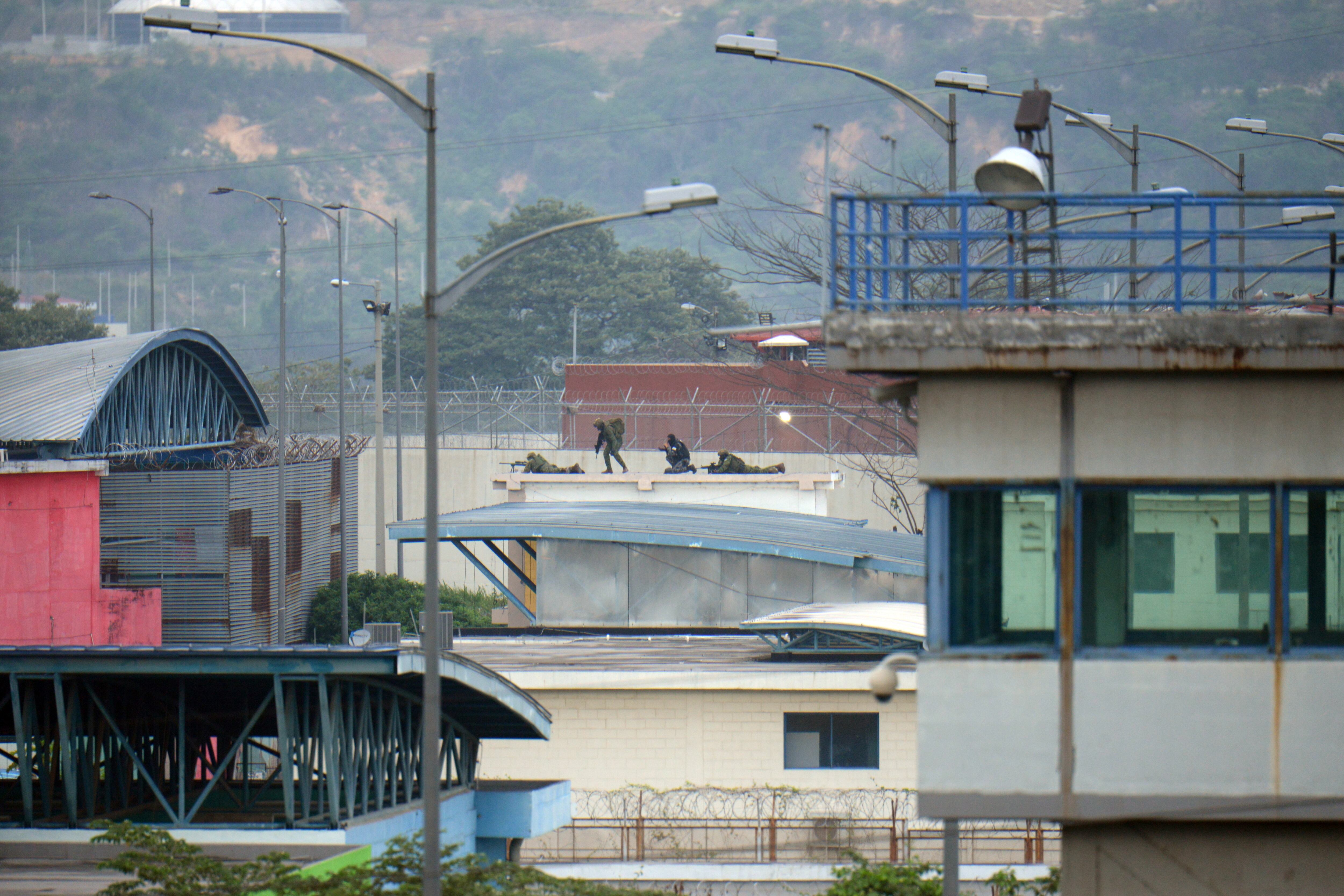 Francotiradores yacían en lo alto de un techo dentro de la Penitenciaría del Litoral el 7 de enero de 2024 en Guayaquil, Ecuador. El operativo militar busca el paradero del narcotraficante José Adolfo Macías alias Fito, luego de su desaparición horas antes de ser trasladado a otro penal de máxima seguridad.
