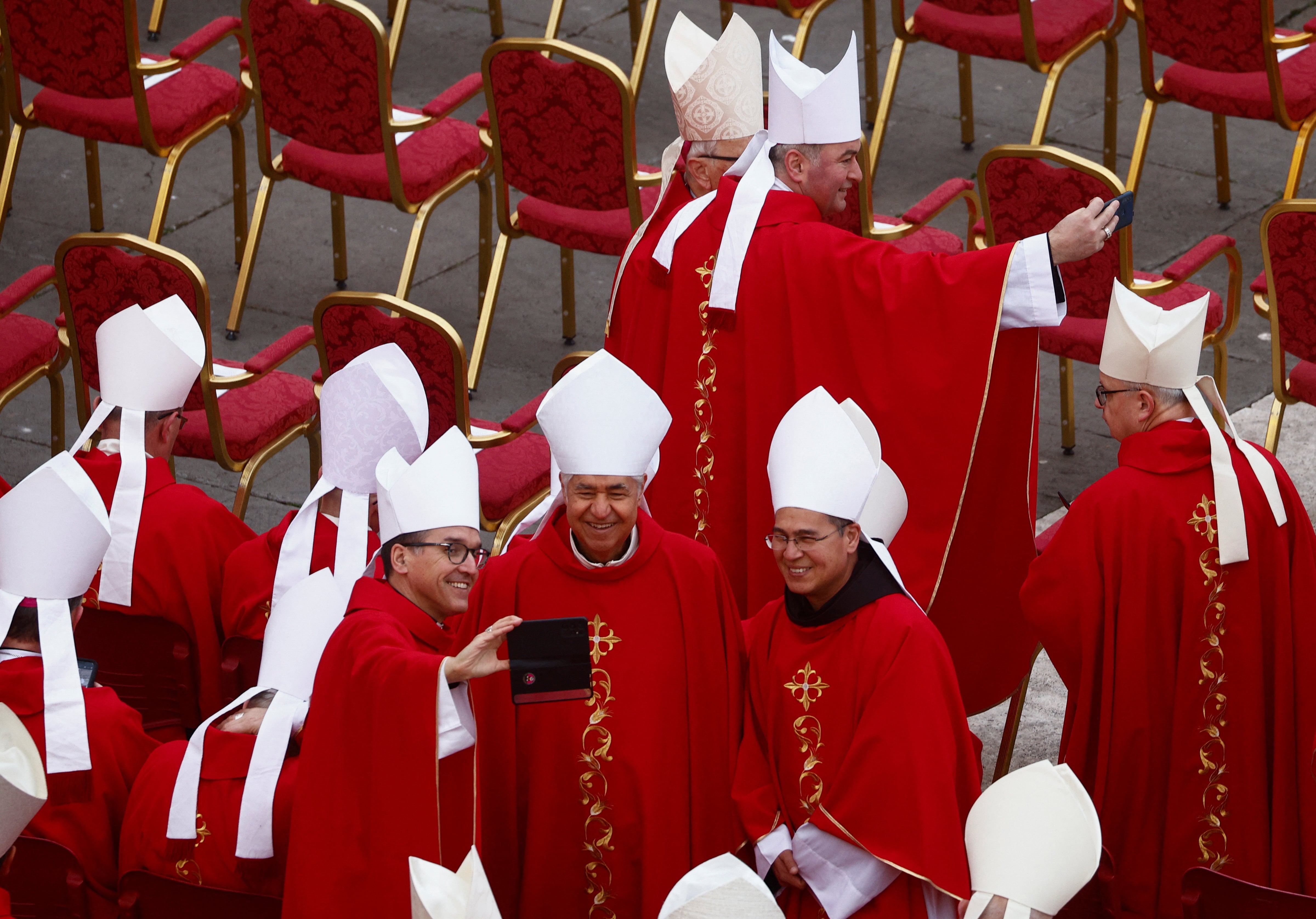 Los cardenales se toman una selfie antes del funeral del ex Papa Benedicto XVI en el Vaticano REUTERS/Guglielmo Mangiapane